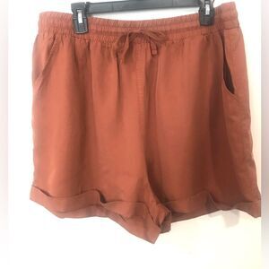 Universal Thread Woman Shorts. Back and side pockets. Size XXL.